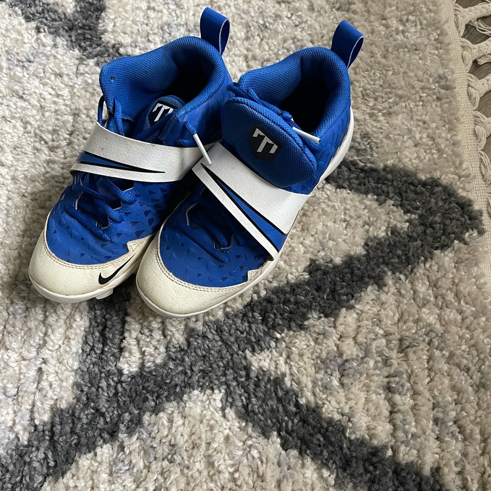 Boys size 6white & blue baseball cleats